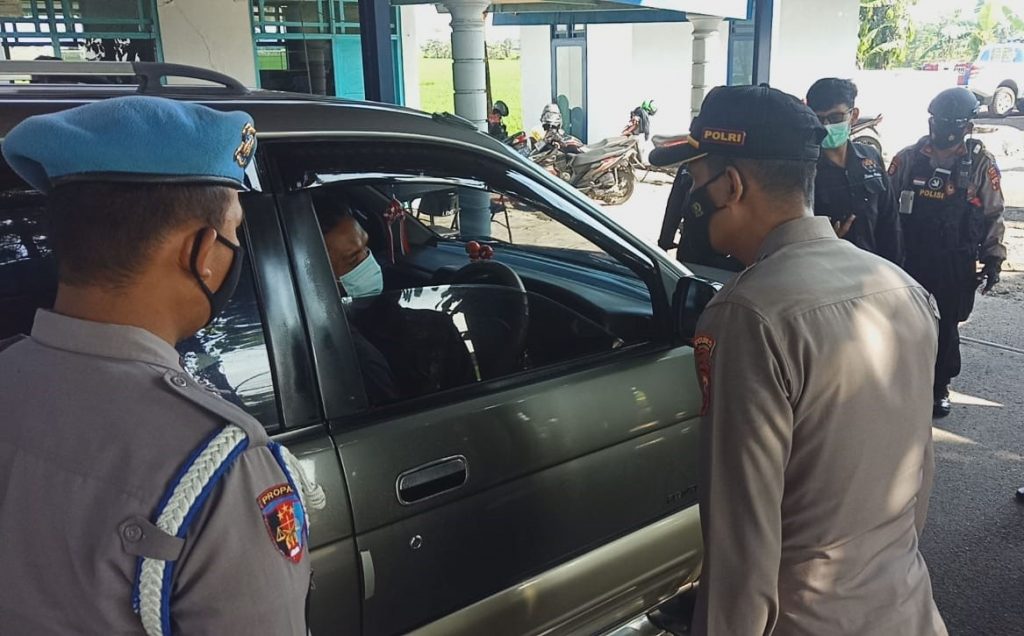 PENGETATAN: Petugas jajaran Polres Sragen sedang melakukan pengetatan menjelang hari raya lebaran 2021 mendatang. (ISTIMEWA/LINGKAR.CO)