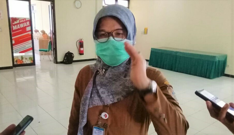 MENYATAKAN: Plt Kepala Dinas Kesehatan Kabupaten Karanganyar, Purwati, menyatakan dua pegawai Kantor Imigrasi Kelas I TPI Surakarta terkonfirmasi positif Covid-19. (PUJOKO/LINGKAR.CO)