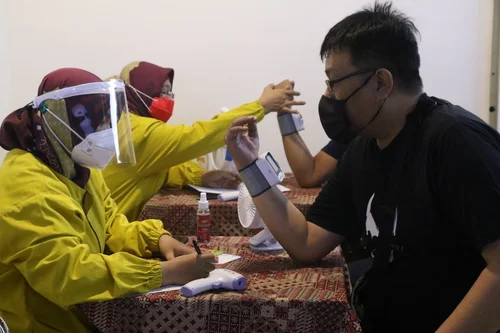 UPAYA: Sebanyak 800 pedagang (tenant), outsourcing, dan karyawan manajemen PGS terima vaksinasi Covid-19. (ISTIMEWA/LINGKAR.CO)