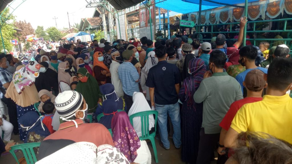 Puluhan warga berkerumun saat proses penghitungan suara di Desa Ngepungrojo, Kecamatan Pati Sabtu (10/4/2021).(DOK ISTIMEWA/LINGKAR)
