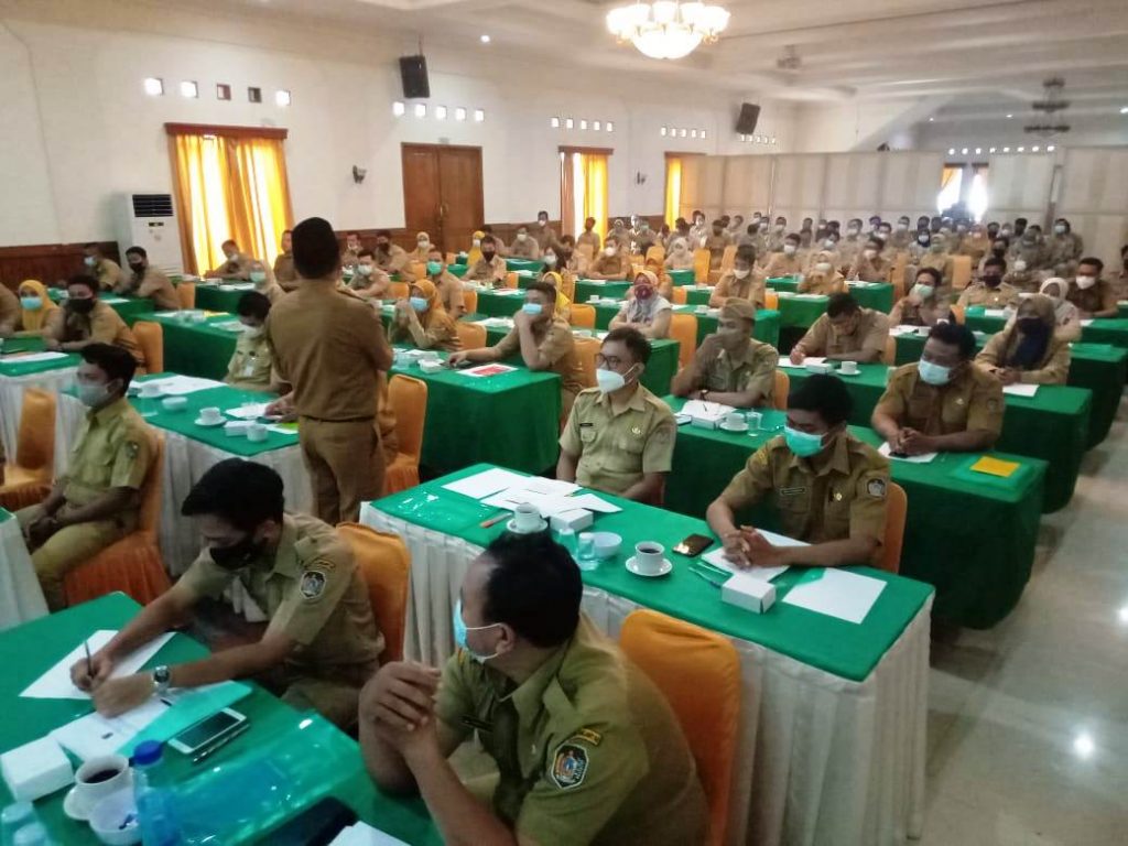 KELUHAN: Acara pembekalan perangkat desa baru Kabupaten Karanganyar Tahun Anggaran 2021. (PUJOKO/LINGKAR)