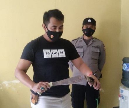 Petugas memperlihatkan golok milik pelaku untuk menghabisi nyawa ayah kandungnya di Desa Nyalindung, Kecamatan Cugenang, Cianjur, Jawa Barat, Kamis (1/4).(ANTARA/LINGKAR)