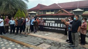 Puluhan Perangkat Desa di Sragen Geruduk PTUN Semarang