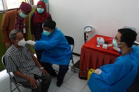 VAKSINASI: Sejumlah lansia saat di vaksin tahap 1 di gedung PPSLU Potroyudan Sunu Ngesti Tomo. (ADHIK KURNIAWAN/LINGKAR)