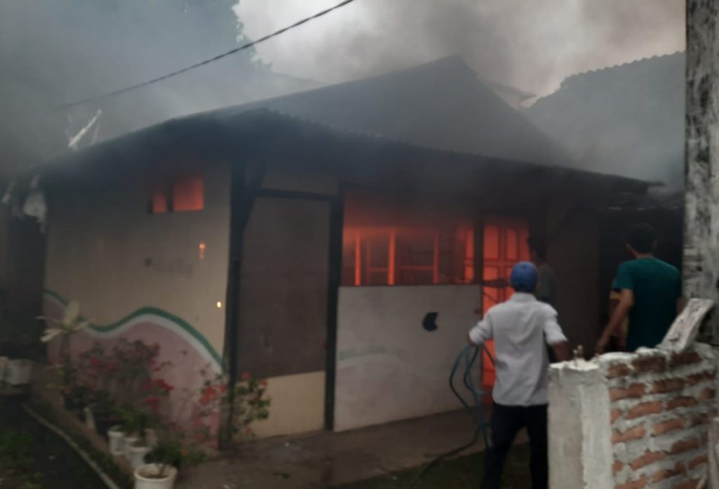 PERISTIWA: Kondisi warung makan di Gang Pisang RT 2 RW 3, Kelurahan Sekaran, Gunungpati yang terbakar, Rabu (5/5). (ISTIMEWA/LINGKAR.CO)