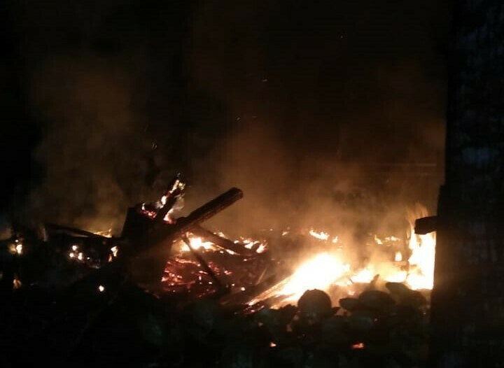 PERISTIWA: Seorang lansi berusia 90 tahun terbakar di rumah miliknya, akibat puntung rokok. (ISTIMEWA/LINGKAR.CO)