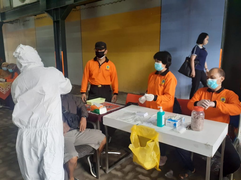 Petugas Puskesmas Pati 2 melaksanakan rapid test antigen kepada sejumlah pengunjung Swalayan ADA Pati pada Sabtu (8/5/2021).(DOK DINKES PATI FOR LINGKAR)