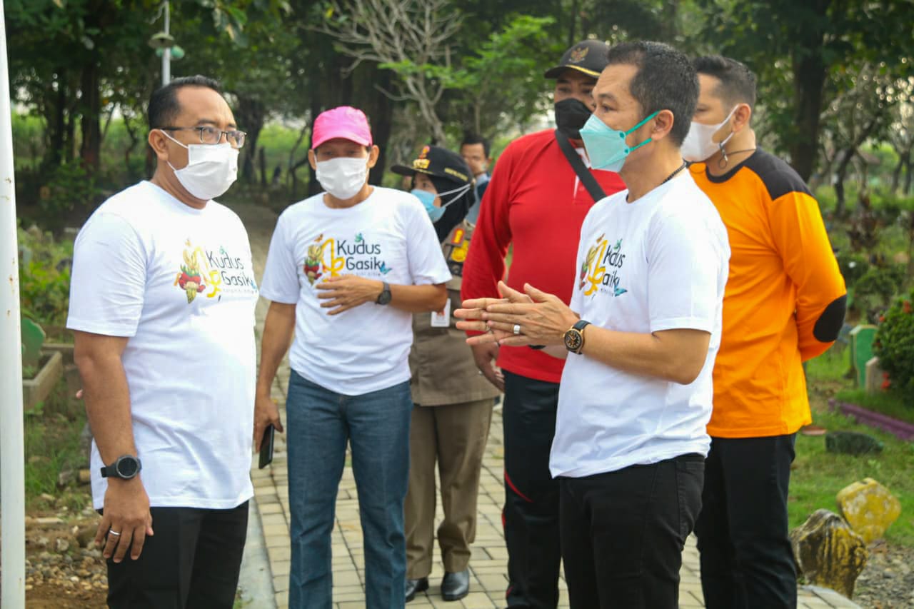 GIAT: Bupati Kabupaten Kudus H.M. Hartopo bersama OPD terkait, Camat Kota Kudus, Camat Kaliwungu, serta Kades dan perangakat desa setempat lakukan kegiatan pembersihan Kawasan Makam Sedio Luhur Krapyak, desa Bakalan Krapyak, pada Jumat (7/5). (ISTIMEWA/LINGKAR.CO)