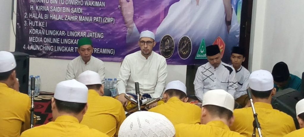 Habib Ali Zainal Abidin Assegaf memimpin salawatan bersama Keluarga Besar Zahir Mania Pati dan Lingkar Media Group diiringi hadroh Az Zahir dari Pekalongan Jumat (25/8/2021) malam.(MOHAMMAD NOFAL/LINGKAR)