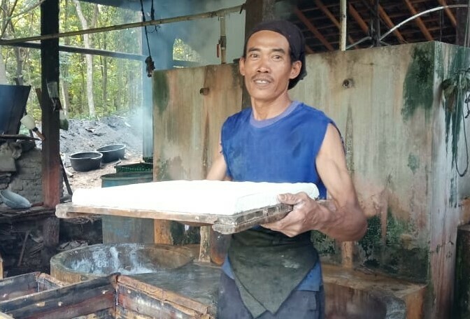KELUHKAN: Suwolo, salah satu pengusaha tahu di Kabupaten Sragen tengah memproduksi tahu putih di tengah naiknya harga kedelai di pasaran. (MUKHTARUL HAFIDH/LINGKAR.CO)