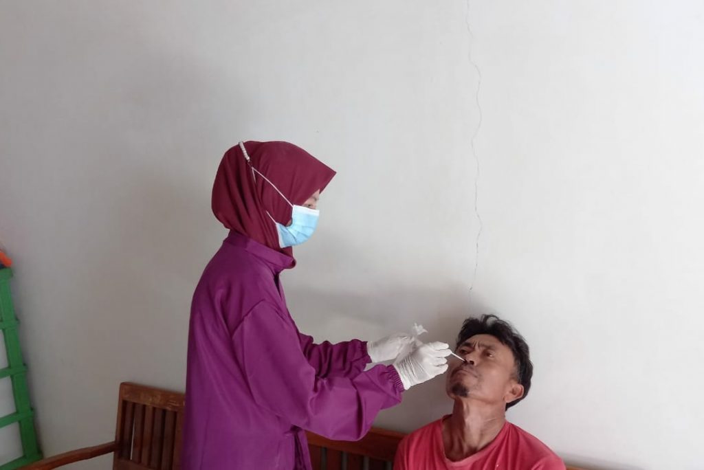 Pelaksanaan rapid tes kepada salah satu warga Desa/Kecamatan Sluke, Kabupaten Rembang.(ISTIMEWA/LINGKAR)