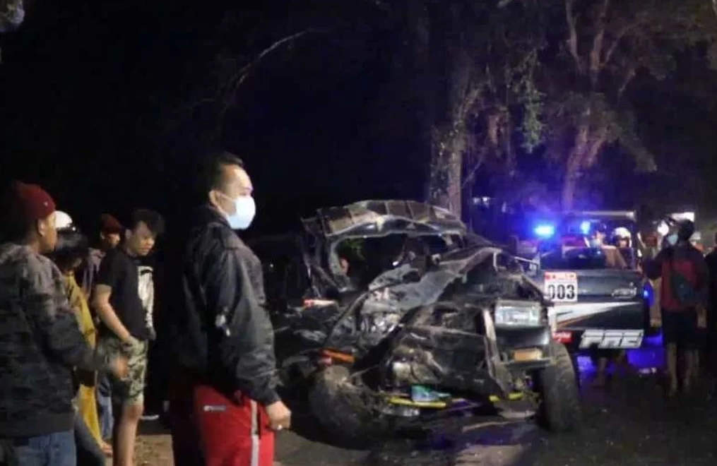 Sejumlah warga menyaksikan bangkai Toyota Kijang H-8571-FS usai tabrakan dengan bus A-7847-KC di Jalan Gatot Subroto Kelurahan Manding Kabupaten Temanggung, Jawa Tengah Selasa (11/5/2021) dini hari.(ANTARA/LINGKAR)