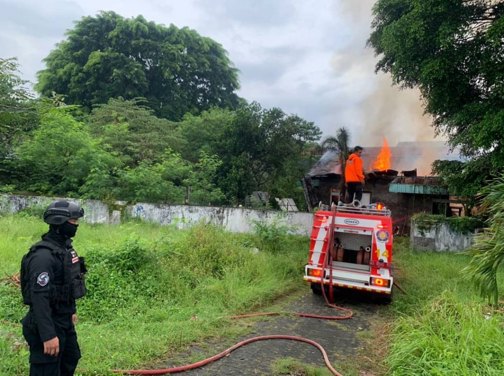 BENCANA: Kebakaran yang terjadi pada gudang produksi papan reklame di Kampung Tirtoyoso, Manahan, Banjarsari, Sabtu (8/5/2021) pagi. (ISTIMEWA/LINGKAR JATENG)