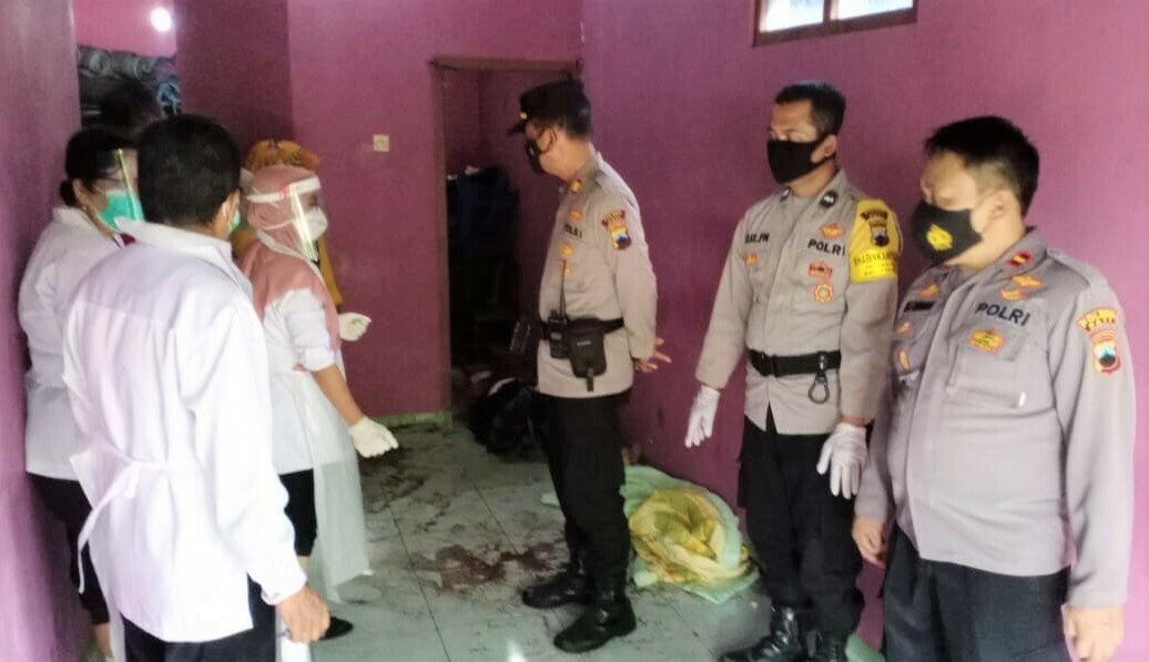 DITEMUKAN: Tempat Kejadian Perkara (TKP) sekaligus tempat tinggal Agus Susanto (67) yang di temukan meninggal dan membusuk. (ISTIMEWA/LINGKAR.CO)