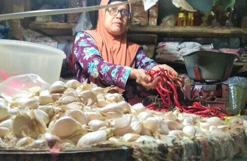 ILUSTRASI: Salah seorang pedagang Pasar Bitingan, Kabupaten Kudus, yang sedang menjajakan dagangannya. (ADITIA ARDIAN/LINGKAR.CO)