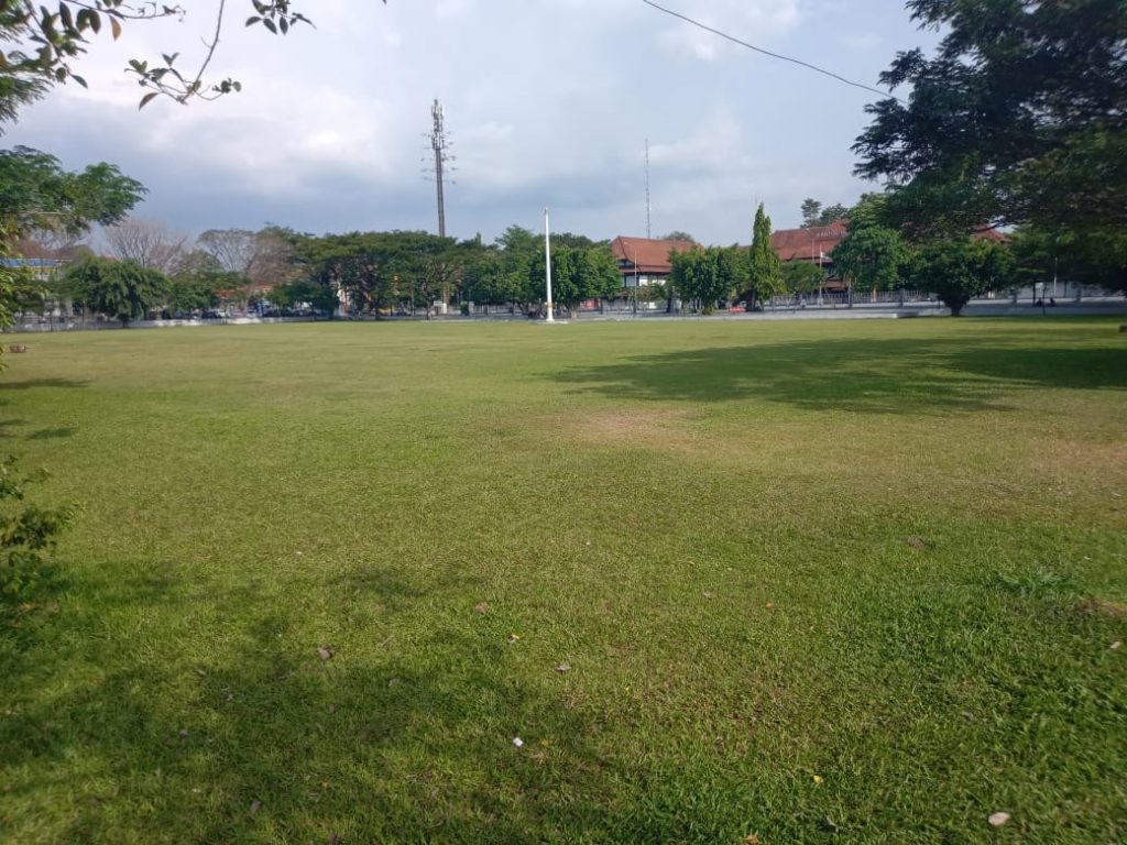 EMPATI: Alun-alun Karanganyar, Jawa Tengah tidak jadi digunakan sebagai lokasi salat id karena ada warga sekitar meninggal akibat Covid-19. (PUJOKO/LINGKAR)