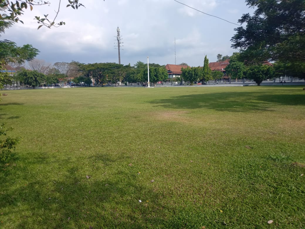 EMPATI: Alun-alun Karanganyar, Jawa Tengah tidak jadi digunakan sebagai lokasi salat id karena ada warga sekitar meninggal akibat Covid-19. (PUJOKO/LINGKAR)