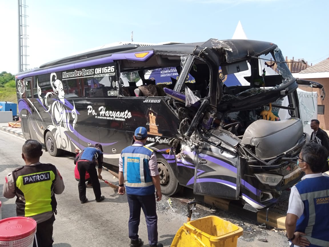 LAKA: Terjai kecelakaan lalu lintas Bus PO Haryanto dengan Truk pengangkut bahan baku kue di Gerbang Tol Kalikangkung, Semarang. (ISTIMEWA/LINGKAR.CO)