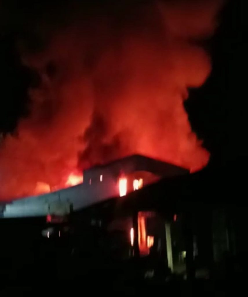 Tampak api besar membakar pasar Sukolilo pagi dini hari