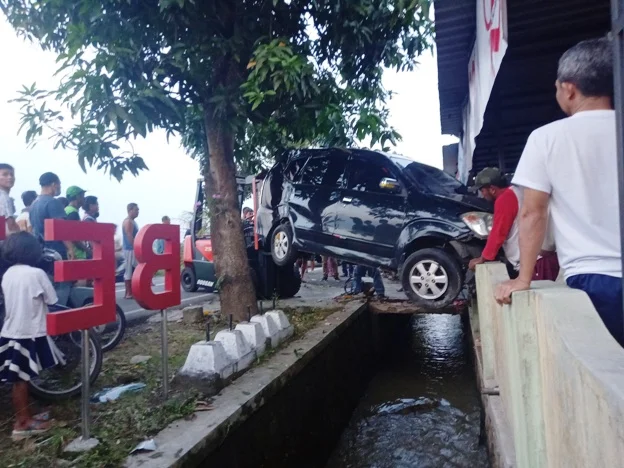 LAKA TUNGGAL: Mobil ringsek akibat laka tunggal di jalan raya Lalung arah Orak-Arik tengah dievakuasi dengan fork lift milik warga pada Kamis(20/5/2021) sore.