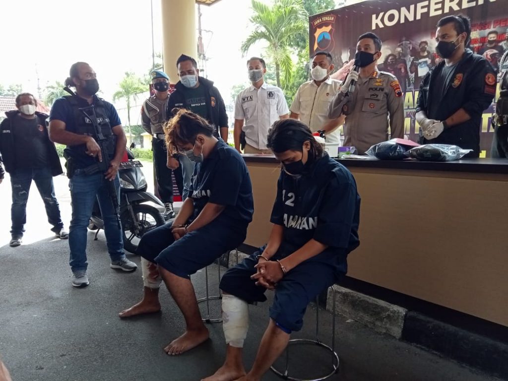 Jajaran Polrestabes Kota Semarang, Jawa Tengah saat gelar ungkap kasus pembunuhan pemandu lagu di Semarang Barat pada Rabu (12/5/2021).(DINDA RAHMASARI/LINGKAR)