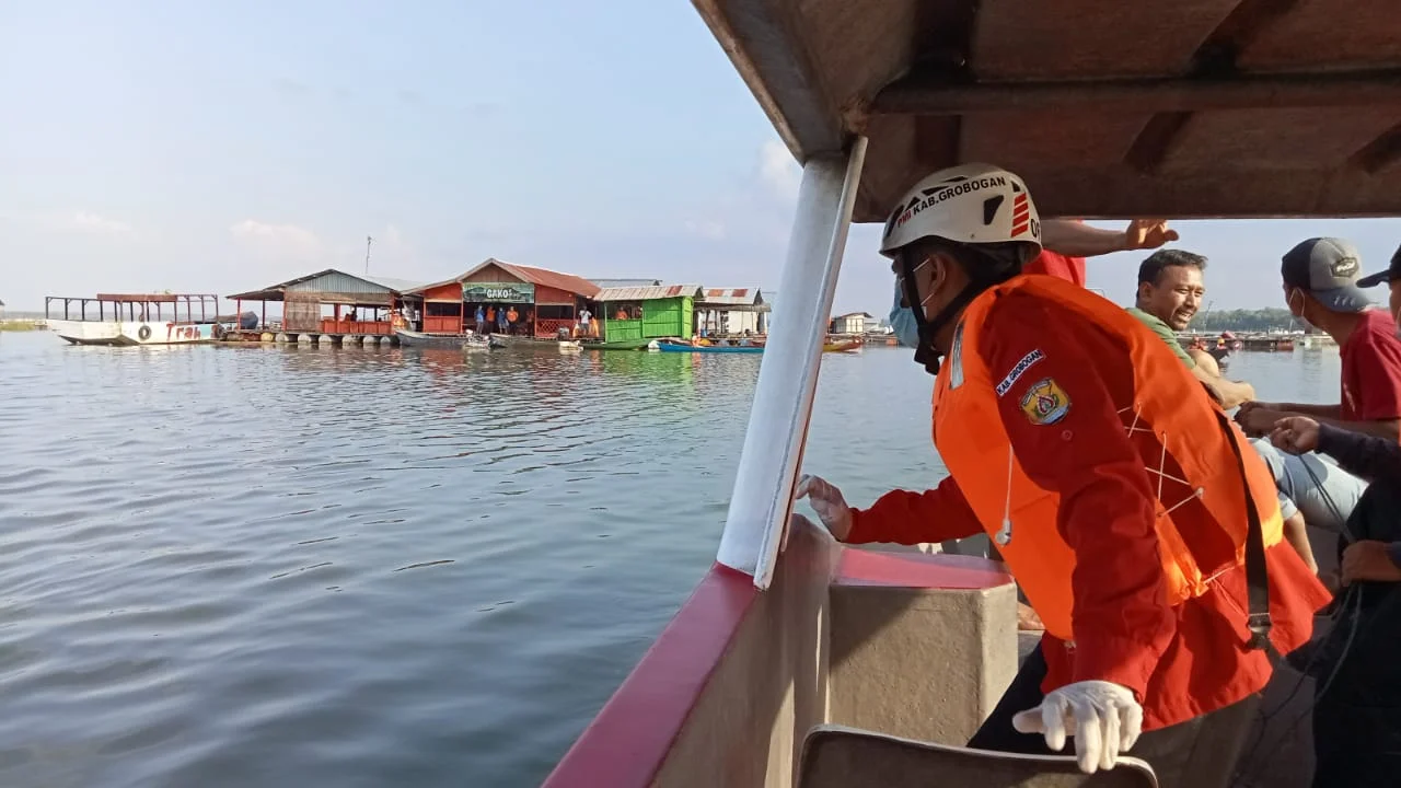 EVAKUASI: Tim SAR saat malakukan pencarian korban tenggelam di Waduk Kedungombo, Kemusu, Kabupaten Boyolali.(MUHAMAD ANSORI/LINGKAR)
