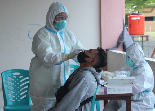 JALANI: Seorang warga menjalani tes swab untuk penguatan tracing kasus Covid-19 di Kabupaten Kudus, Jawa Tengah. (ADITIA ARDIAN/ LINGKAR.CO)