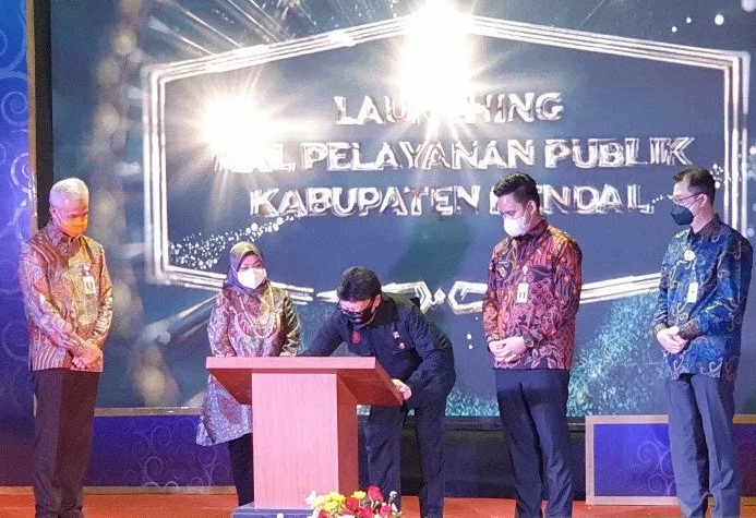 Menpan RB Tjahjo Kumolo menandatangani prasasti peresmian Mal Pelayanan Publik (MPP) Kabupaten Kendal, Jawa Tengah. (ANTARA/LINGKAR)