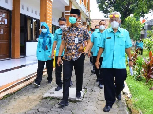 KUNJUNGAN: Bupati Kabupaten Pati HM. Hartopo melakukan kunjungan di tempat isolasi pasien Covid-19 di Kudus Jawa Tengah. (ISTIMEWA/LINGKAR.CO)