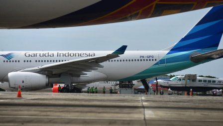 TERPARKIR: Maskapai Penerbangan Milik Negara (BUMN) Garuda Indonesia yang terparkir di bandara. (ANTARA/LINGKAR.CO)