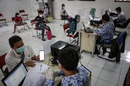 ILUSTRASI: Operator sekolah membantu wali murid saat pendaftaran Penerimaan Peserta Didik Baru (PPDB) secara daring di SDN Tangerang 6, Kota Tangerang, Banten, Kamis (17/6/2021). (ANTARA/LINGKAR.CO)
