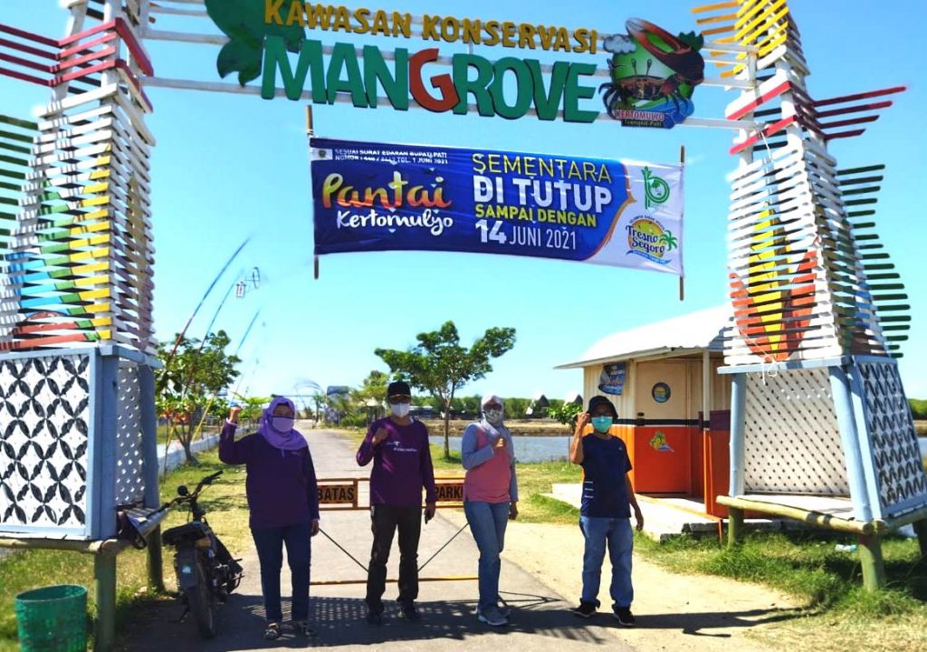 Tim Monev Dinporapar Kabupaten Pati memantau pelaksanaan SE Bupati di Obyek Wisata Pantai Mangrove, Kertomulyo baru-baru ini.(DON DINPORAPAR PATI FOR LINGKAR)