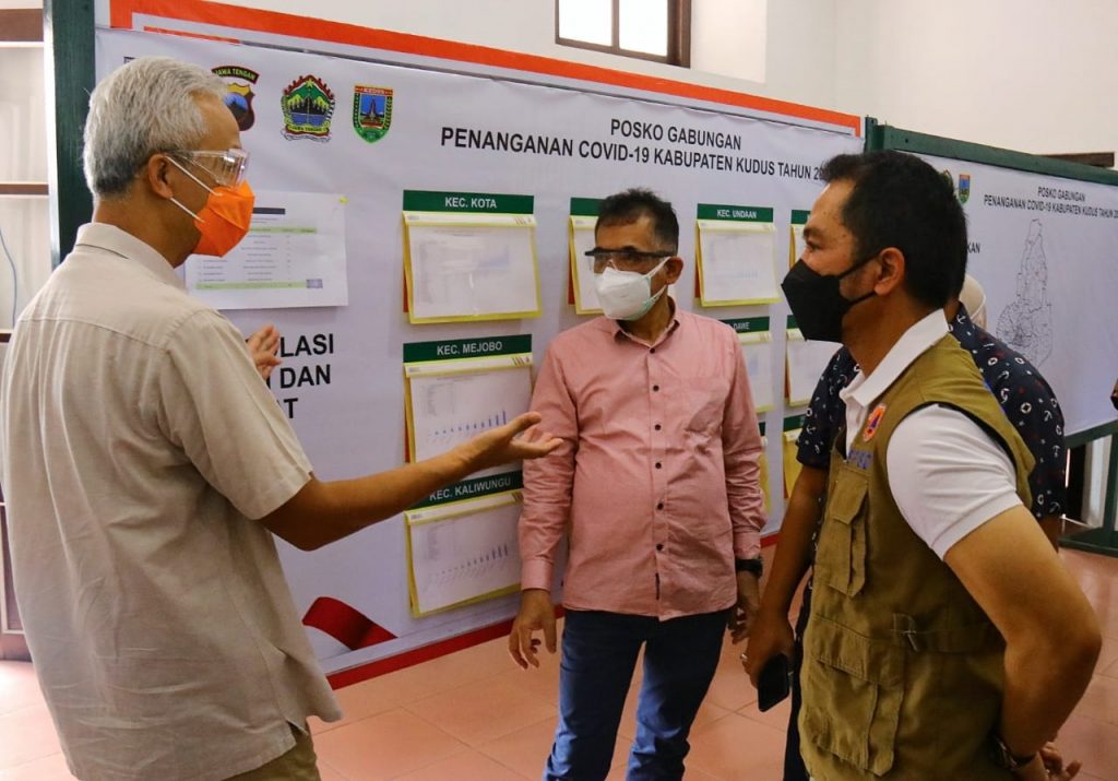 Bupati Kudus HM. Hartopo mendampingi Gubernur Jateng Ganjar Pranowo meninjau tempat isolasi terpusat di Rusunawa, Bakalankrapyak, Minggu (13/6).(ISTIMEWA/LINGKAR)
