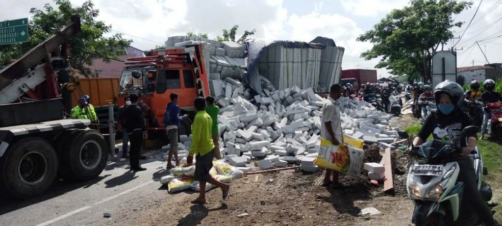 Truk Kontainer yang ditabrak oleh supir yang mengantuk di depan PT. Dua Kelinci. Jalan Pati-Kudus terpantau macet hingga 5 Km. Ibnu Muntaha/Lingkar.co