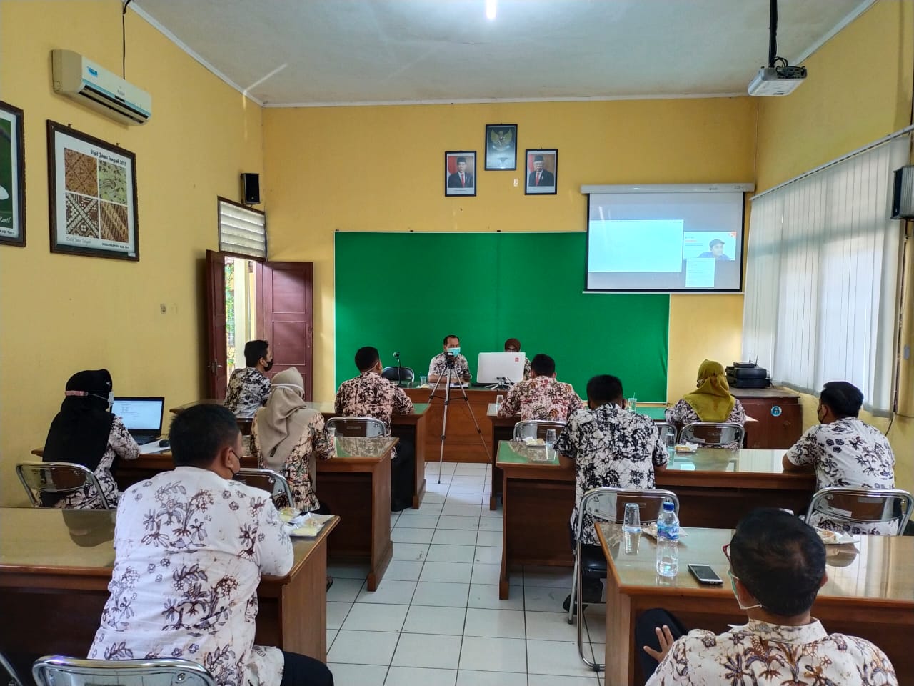 ACARA: Sejumlah pegawai Dinporapar Pati mengikuti pelatihan pengelolaan media sosial di aula Dinporapar Pati belum lama ini.(TITO ISNA UTAMA/LINGKAR)