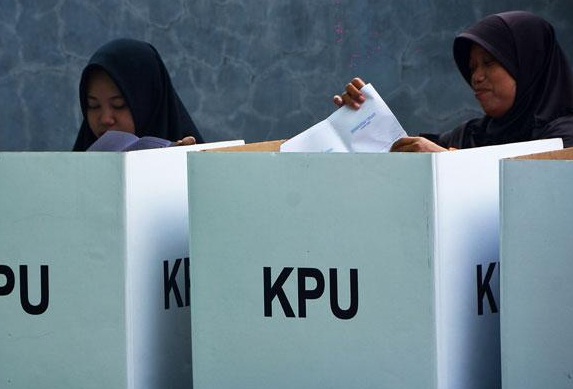 Sejumlah warga menggunakan hak pilihnya.(ANTARA/LINGKAR)
