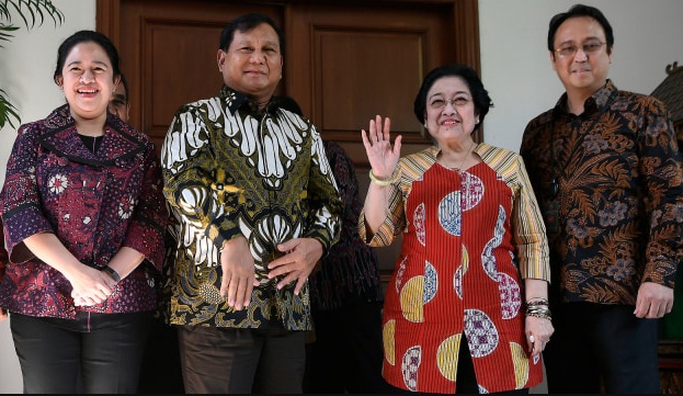 Puan Maharani (paling kiri) bersama Prabowo Subianto (dua dari kiri) dalam sebuah kesempata beberapa waktu lalu.(ANTARA/LINGKAR)