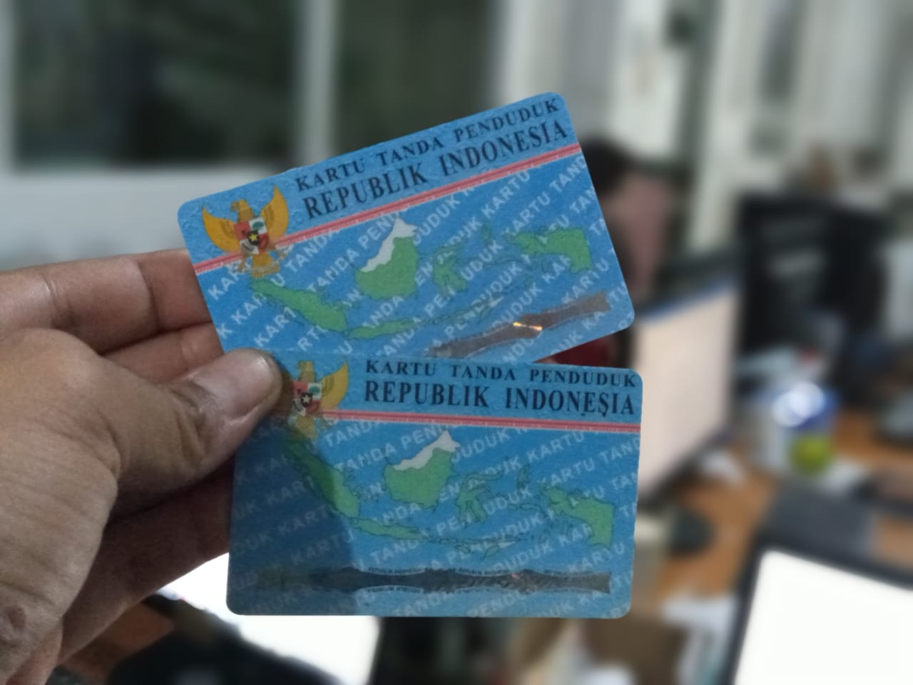 ILUSTRASI: Berkas Kependudukan berupa Kartu Tanda Penduduk Elektronik (E-KTP). (IBNU MUNTAHA/LINGKAR.CO)