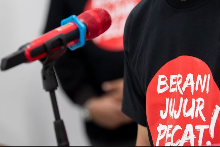 GAMBAR: Kaus hitam bertuliskan 'Berani Jujur Pecat' dipakai oleh perwakilan 75 pegawai KPK yang dinyatakan tidak lolos TWK. (ANTARA/LINGKAR.CO)