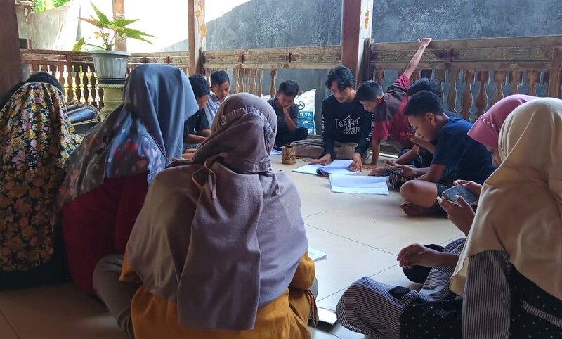 ANTUSIAS: Tampak sejumlah anak-anak antusias mengikuti kelas seni di Sanggar Pasinaon, Kabupaten Pati. (ISTIMEWA/LINGKAR.CO)