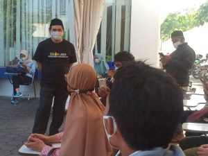 Kenakan Kaos ‘Gedor Lakon’, Gus Yasin Datangi PMI Semarang
