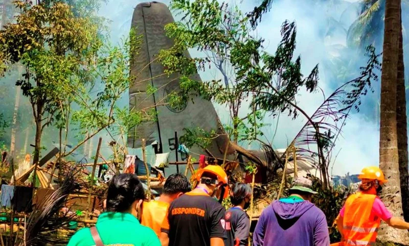 PERISTIWA: Pesawat Militer Filipina yang mengangkut 96 penumpang anggota militer Filipina terjatuh, Minggu (4/7/21). (ANTARA/LINGKAR.CO)