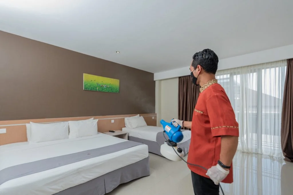 Seorang karyawan hotel di kawasan Tawangmangu tengah melakukan penyemprotan desinfektan di kamar hotel. Sektor perhotelan meminta stimulus kepada pemerintah karena merasa terdampak dengan kebijakan PPKM Darurat. PUJOKO/KORANLINGKARJATENG
