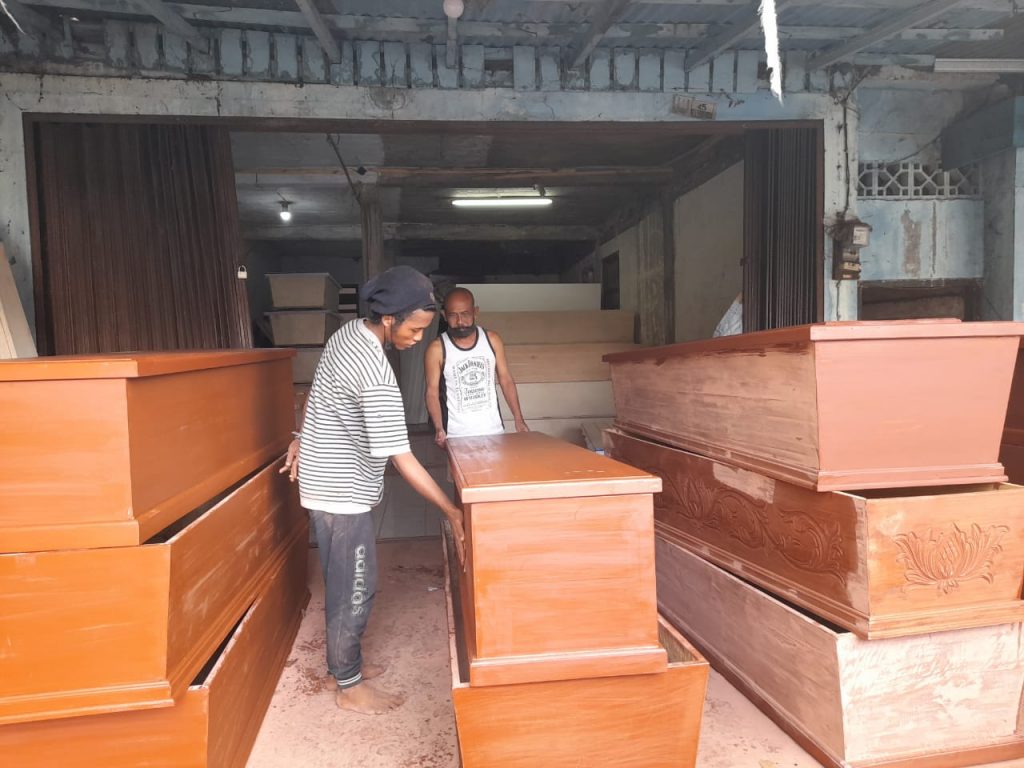 USAHA: Pemilik usaha kerajinan peti jenazah di Kota Semarang, mengeluhkan keterlambatan pembayaran peti jenazah Covid-19 oleh pihak rumah sakit. (DINDA RAHMASARI TUNGGAL SUKMA/LINGKAR.CO)