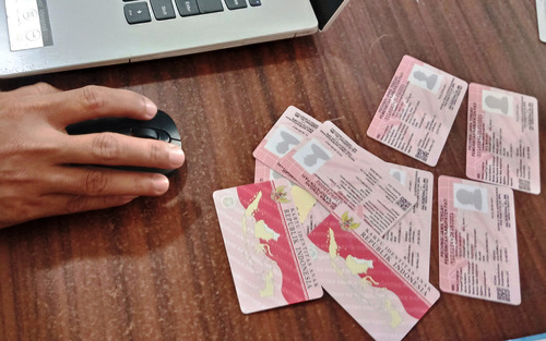 ILUSTRASI GAMBAR: Kartu Identitas Anak (KIA) yang telah tercetak. (IBNU MUNTAHA/LINGKAR.CO)
