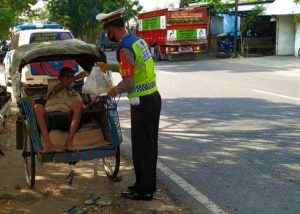 Satlantas Polres Kudus Bagikan Paket Sembako, Bantu Warga Terdampak PPKM Darurat