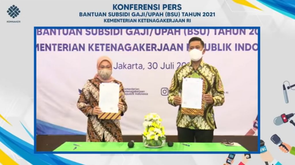 PENERIMAAN: Menteri Ketenagakerjaan (Menaker) Ida Fauziyah, dan Dirut BPJS Ketenagakerjaan, Anggoro Eko Cahyo, usai serah terima data calon penerima BSU, di Jakarta, Jumat (30/7/2021). (ISTIMEWA/LINGKAR.CO)