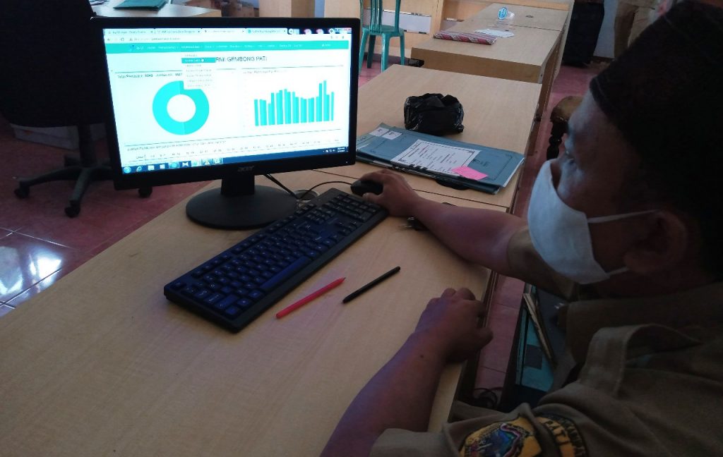 INPUT: Pemerintah Desa Bermi, Kecamatan Gembong sedang melakukan pemeriksaan data penduduk melalui aplikasi kependudukan milik desa setempa. (IBNU MUNTAHA/LINGKAR.CO)