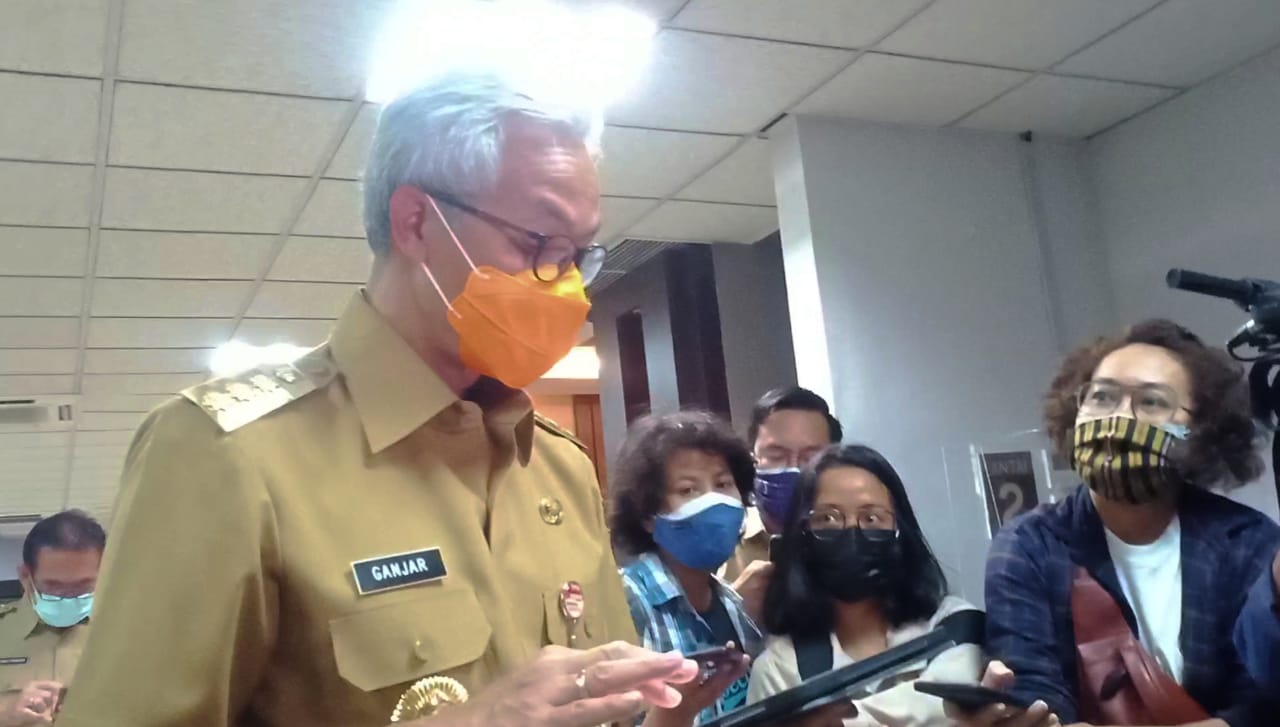 Gubernur Jawa Tengah, Ganjar Pranowo ketika memberikan keterangan kepada pewarta terkait 19 daerah zona merah di Jawa Tengah, Senin (12/7/2021). REZANDA AKBAR D/LINGKAR.CO
