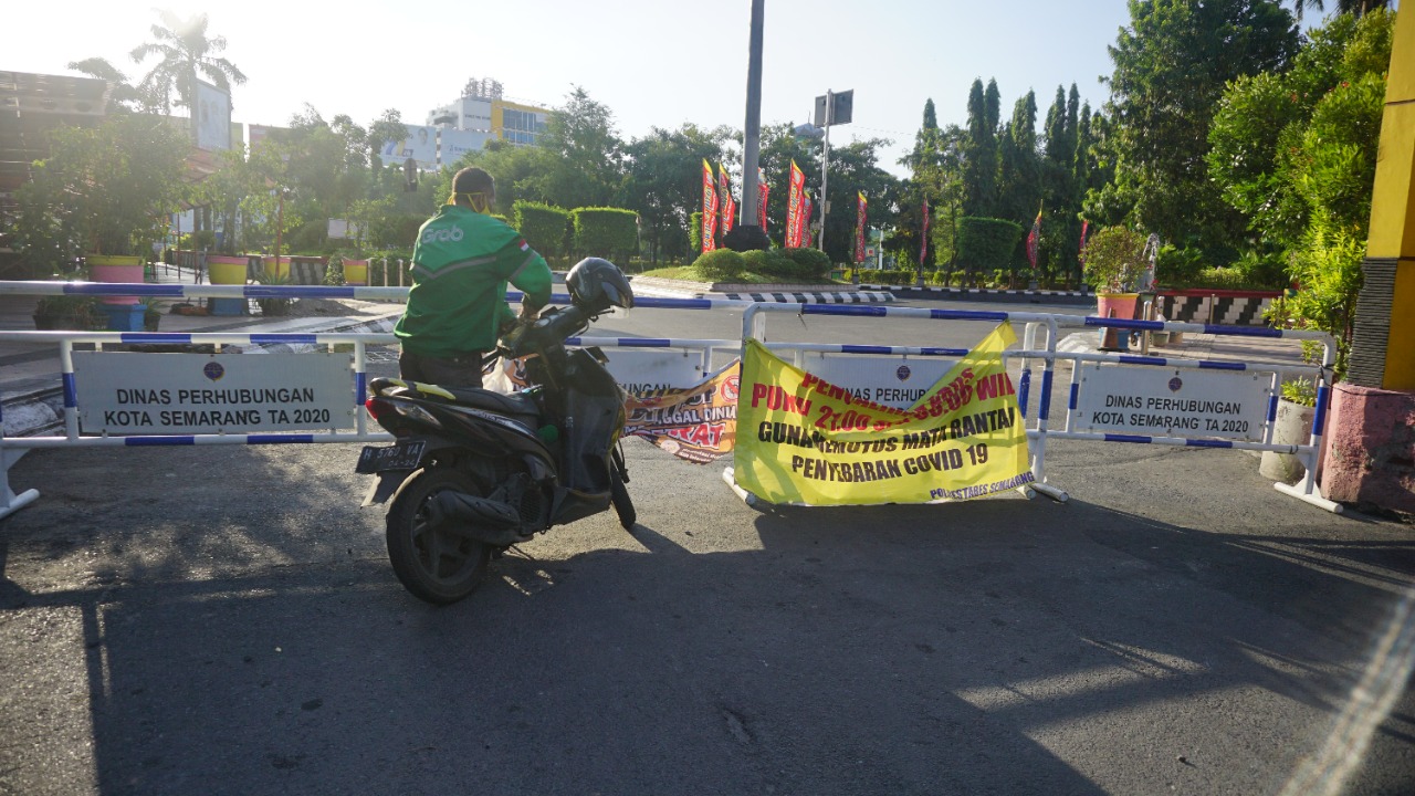 Pemerintah berencana akan melakukan perpanjangan PPKM Darurat, Seorang pengendara sepeda motor terkendala penutupan ruas jalan protokol dan harus mencari jalan lain atau berputar arah. DINDA RAHMASARI TUNGGAL SUKMA/LINGKAR.CO